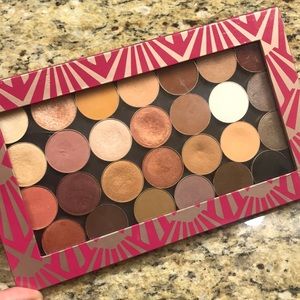 MUG Z palette with 24 MUG and 3 MAC shadows